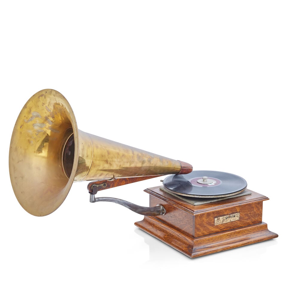 A Gramophone & Typewriter Ltd trade mark gramophone c.1901 with brass horn (1 of 3)