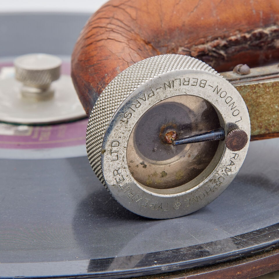 A Gramophone & Typewriter Ltd trade mark gramophone c.1901 with brass horn - 2