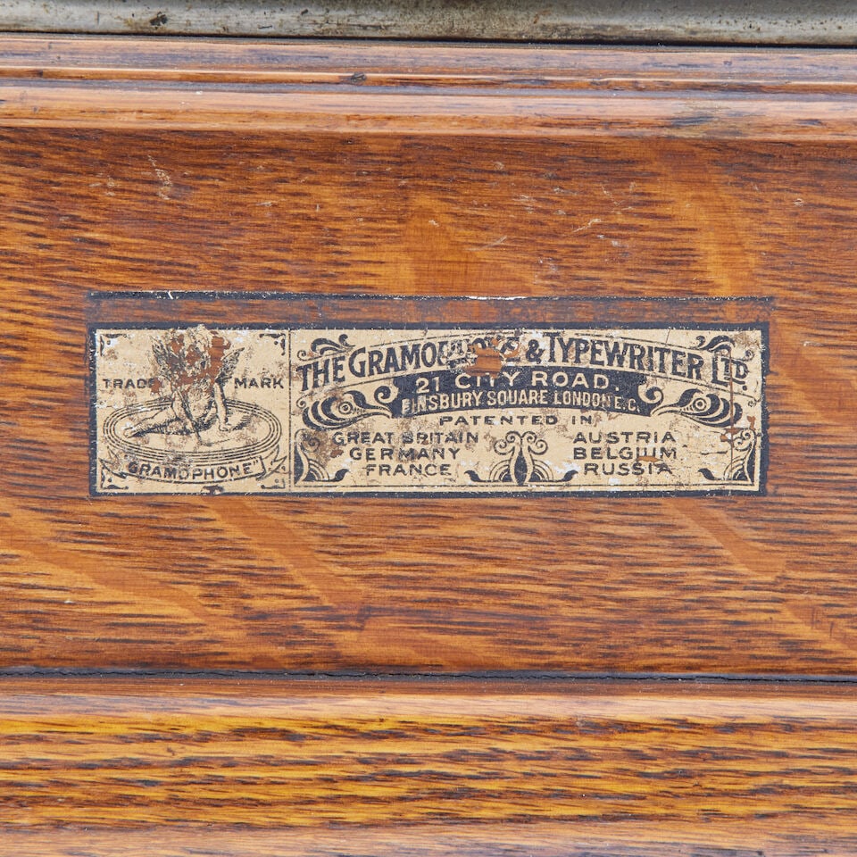 A Gramophone & Typewriter Ltd trade mark gramophone c.1901 with brass horn - 3