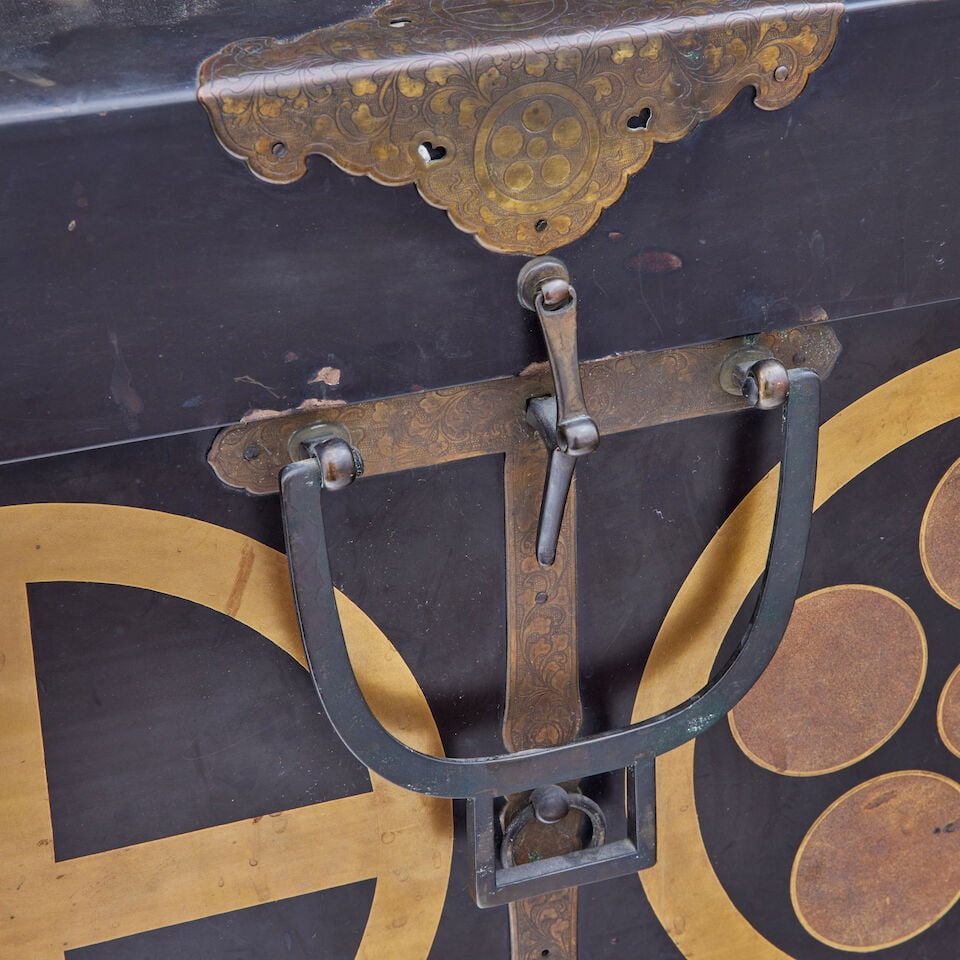 A 19th century Japanese lacquered luggage box By repute with mons of Daimyo and Katsumoto families - 2