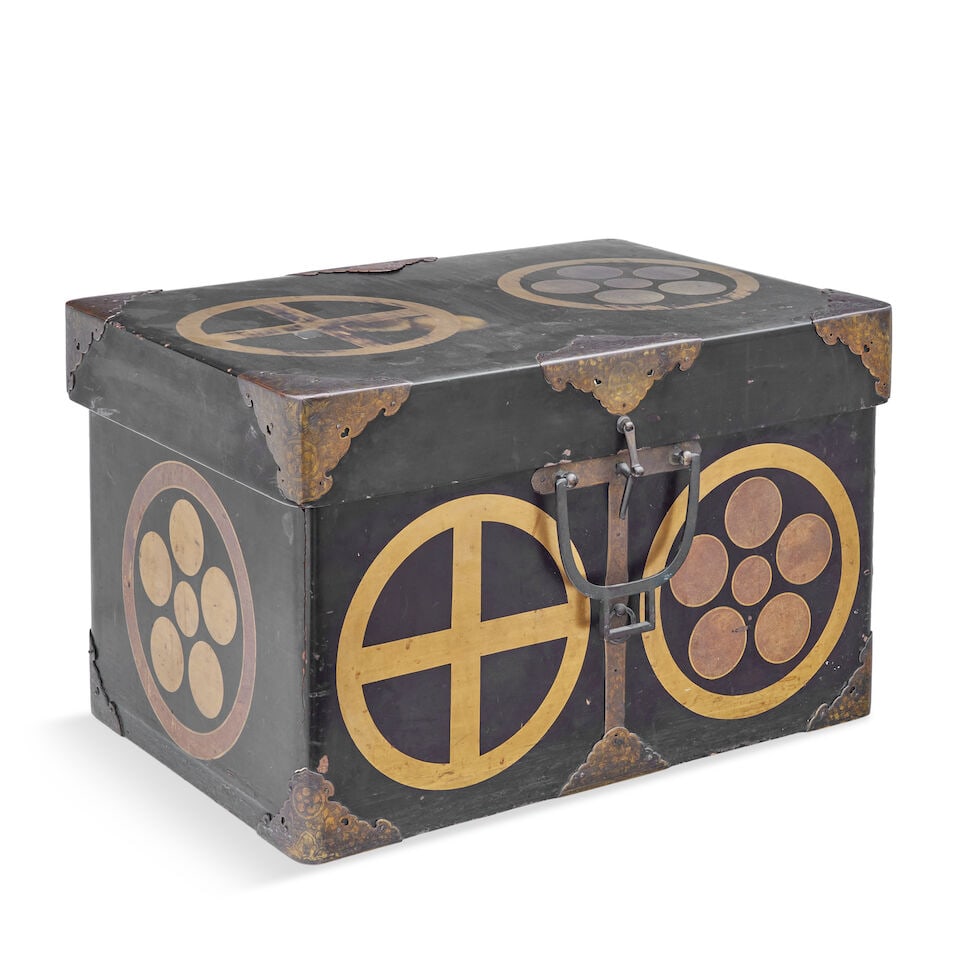 A 19th century Japanese lacquered luggage box By repute with mons of Daimyo and Katsumoto families - 3