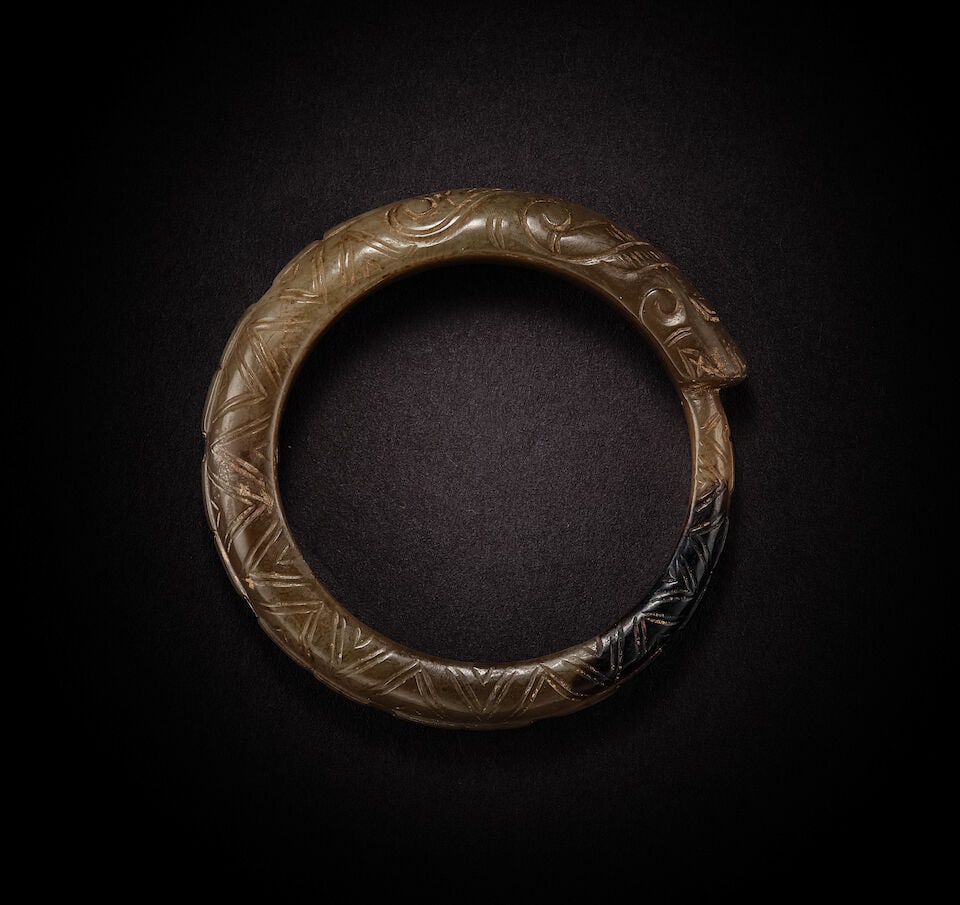 A JADE 'DRAGON' RING Ming Dynasty - 2