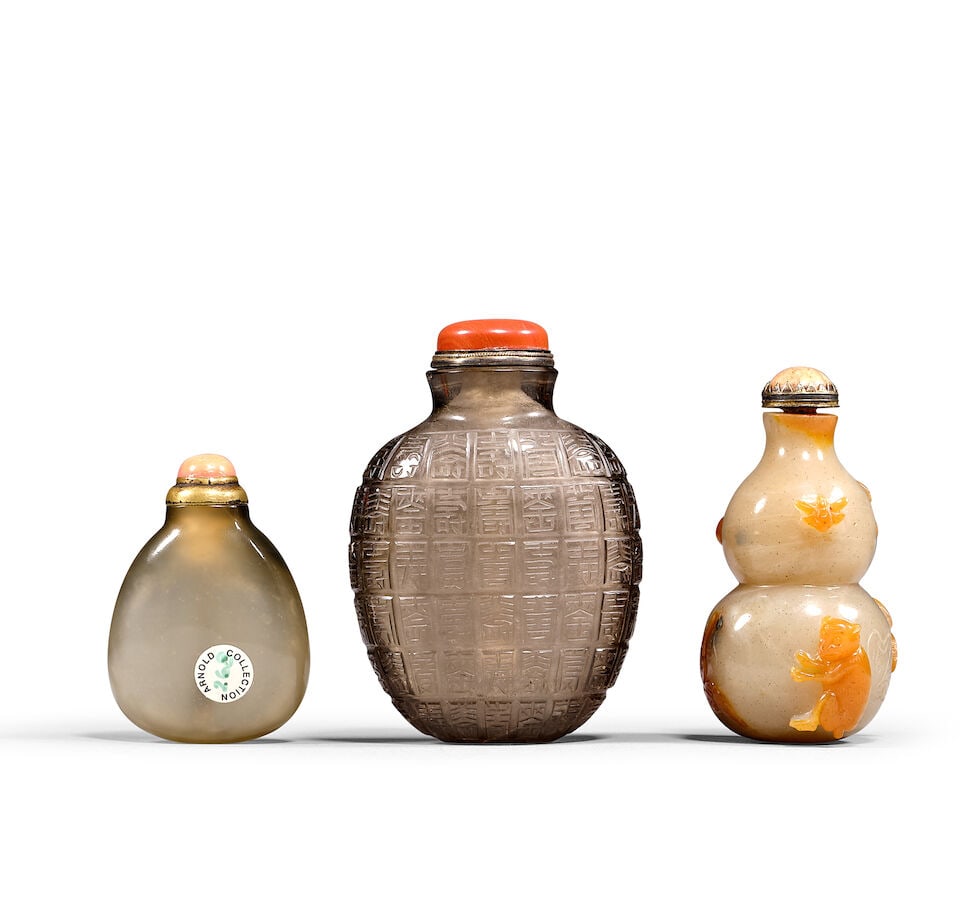 A GROUP OF THREE SNUFF BOTTLES 19th/20th century (6) - 2