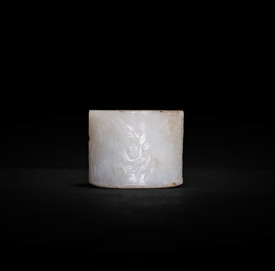 A WHITE JADE 'EROTICA' THUMB RING Qing Dynasty - 2