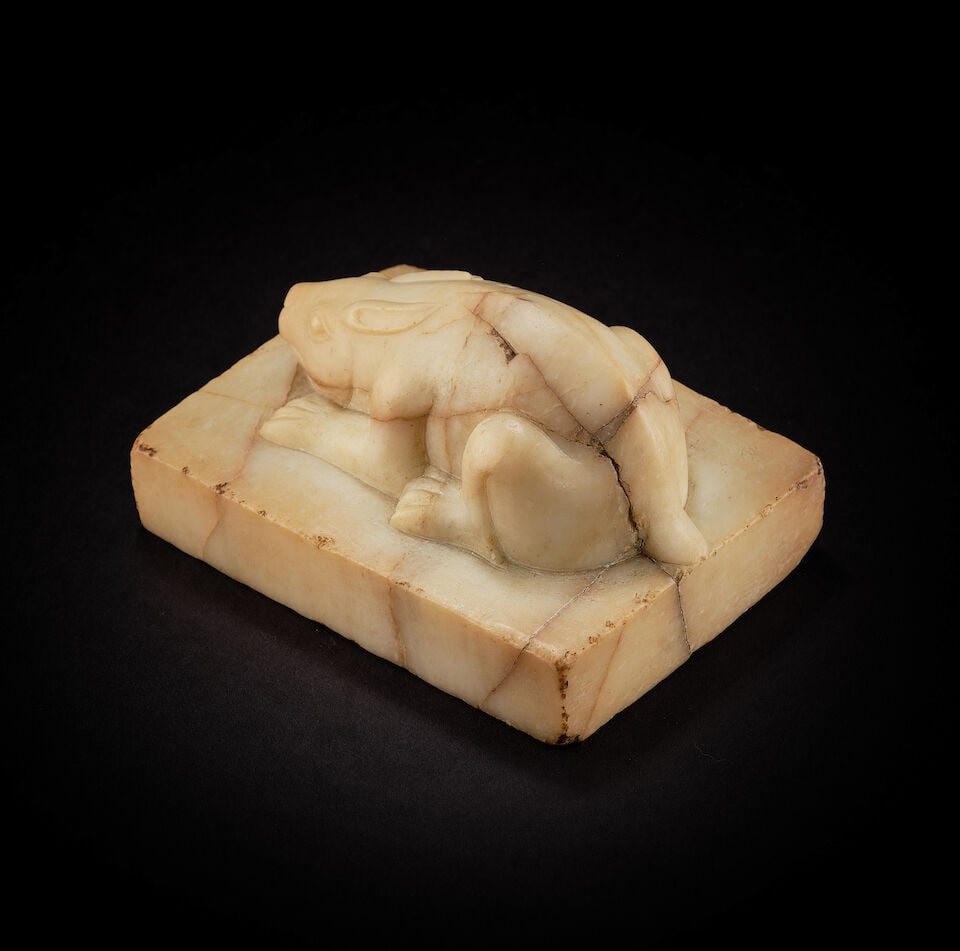 A CARVED WHITE MARBLE FIGURE OF A CROUCHING HARE Tang Dynasty - 2