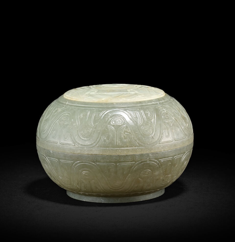 A PALE GREEN JADE CIRULAR BOX AND COVER Qing Dynasty (top white jade plaque possibly married) (3) - 2