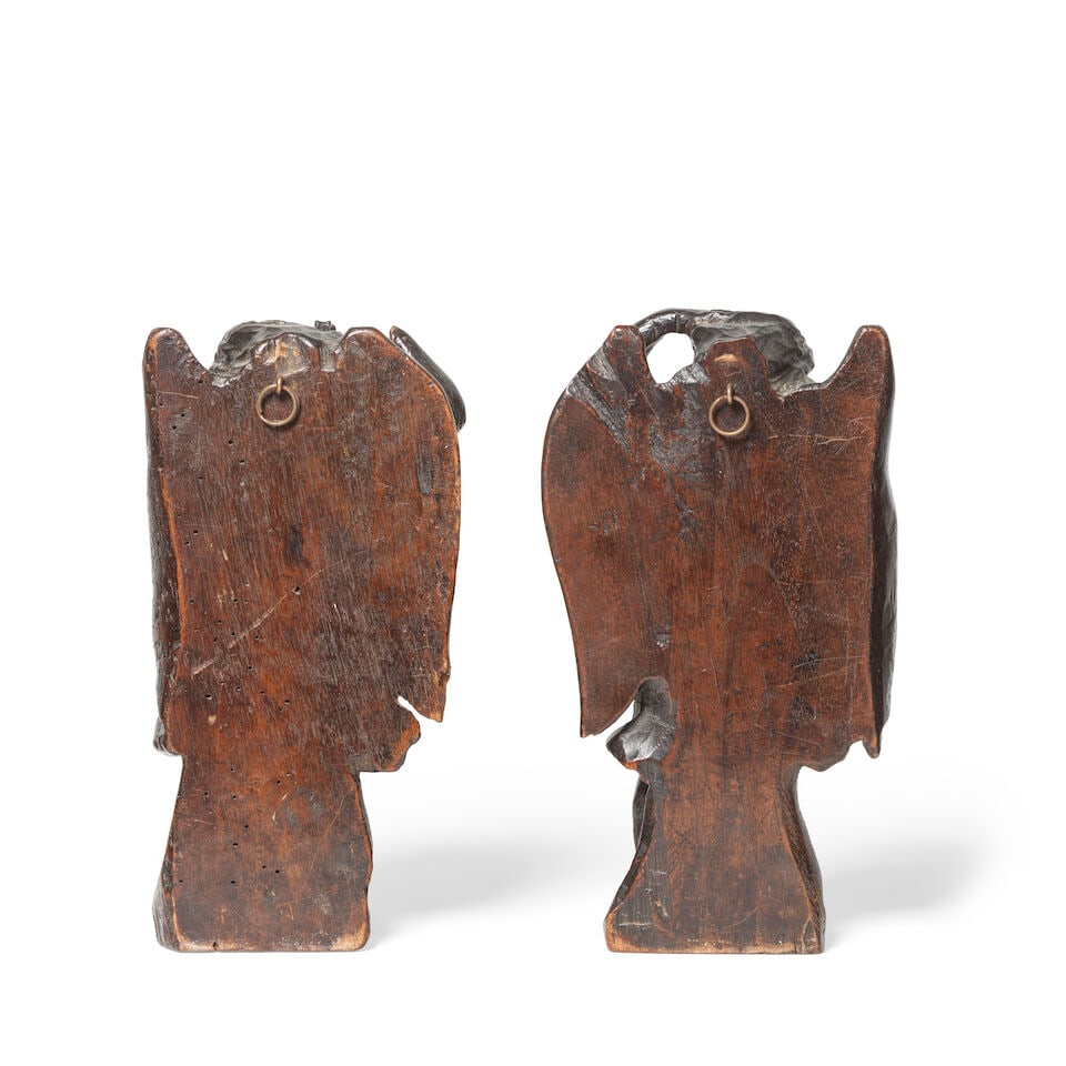 A pair of carved walnut figures of angels 18th century (2) - 2