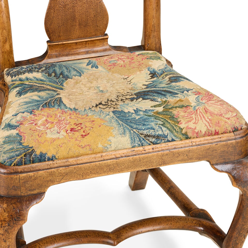 A fine pair of George I walnut dining chairsEarly 18th century (2) - 3