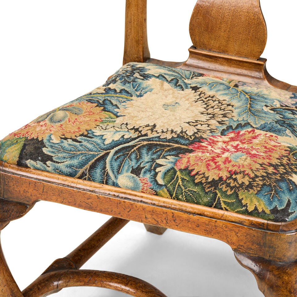 A fine pair of George I walnut dining chairsEarly 18th century (2) - 4