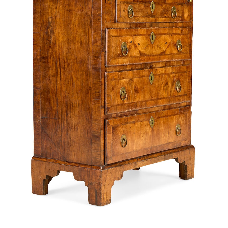 A George II walnut, crossbanded and featherbanded bachelor's chestSecond quarter 18th century - 3