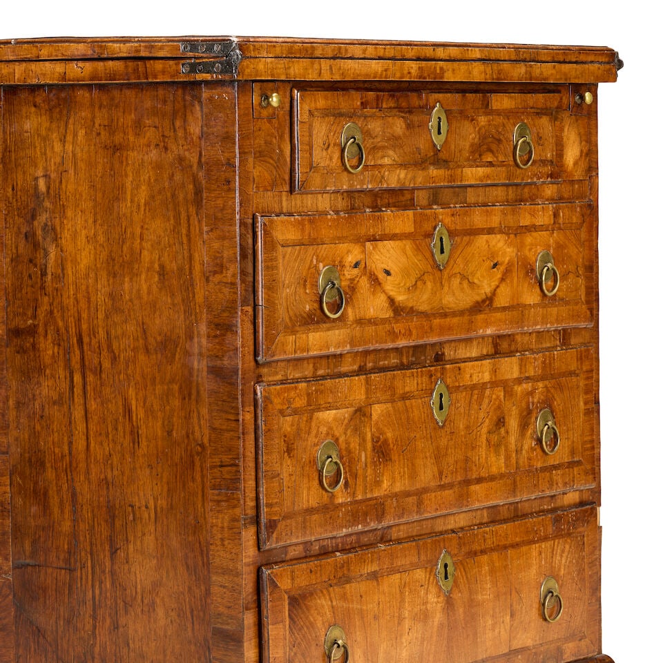 A George II walnut, crossbanded and featherbanded bachelor's chestSecond quarter 18th century - 4