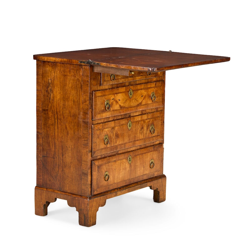 A George II walnut, crossbanded and featherbanded bachelor's chestSecond quarter 18th century - 5
