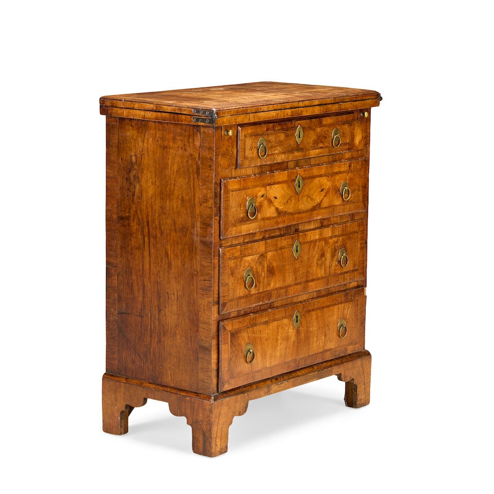 A George II walnut, crossbanded and featherbanded bachelor's chestSecond quarter 18th century - 6