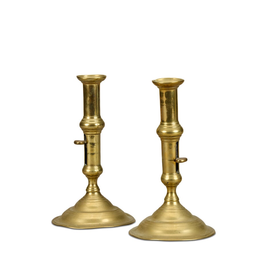 A pair of George III brass 'push-up' candlesticks Late 18th / early 19th century (2) - 2