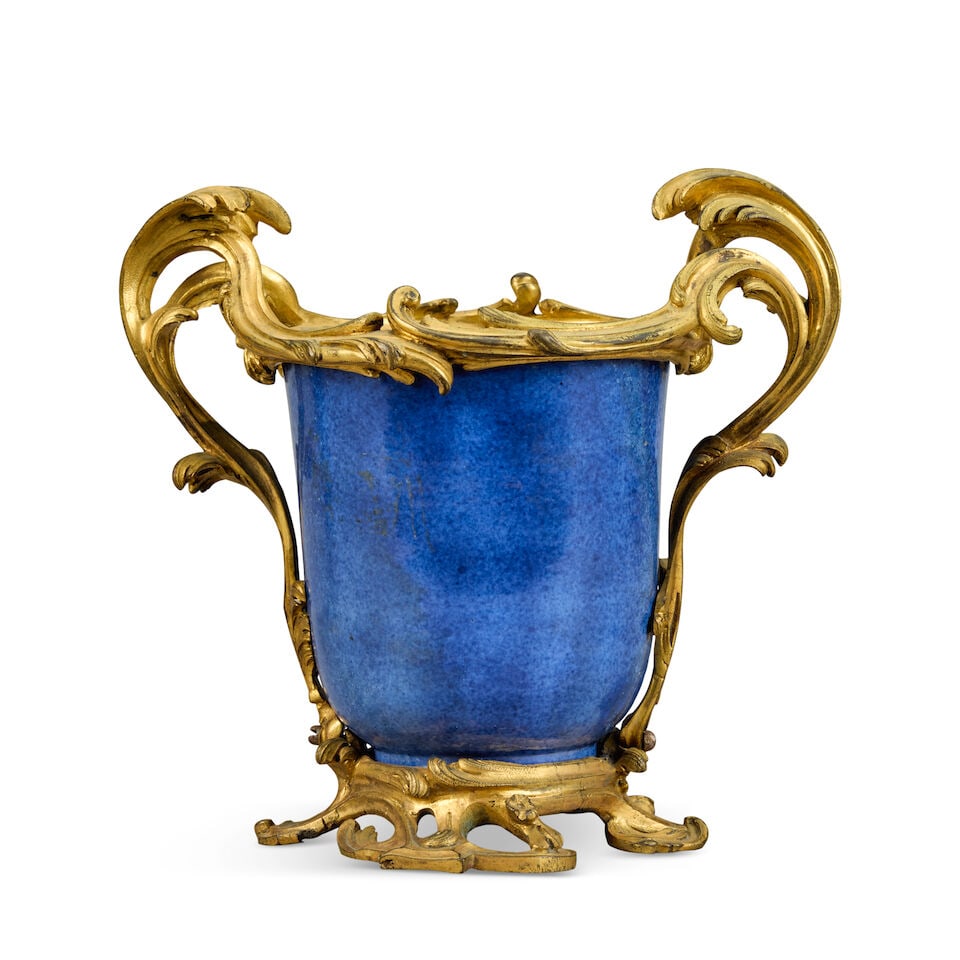 A pair of Louis XV gilt bronze mounted Chinese powder-blue glazed porcelain vases The porcelain ... - 4