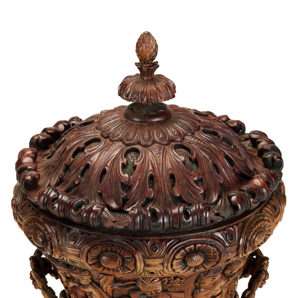 A pair of carved walnut urns and covers Italian in the Baroque style (2) - 2