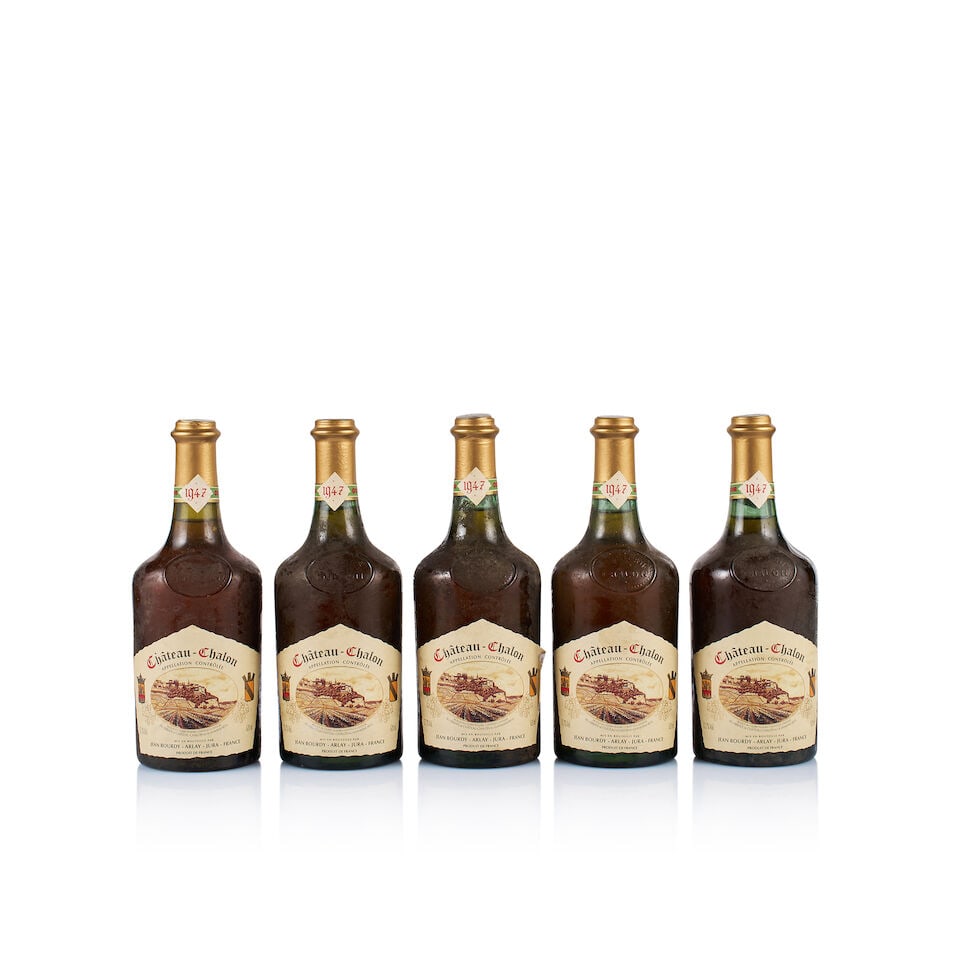 Jean Bourdy, Château-Chalon, 1947 (5 x 620ml): Jean Bourdy, Château-Chalon, 1947 (5 x 620ml) Region: Jura Fill Level: 5x into neck Capsule: ok Cork: 1x slightly raised, 4x ok Label: all bin-soiled and stained, 1x loose Packaging: neutral cart