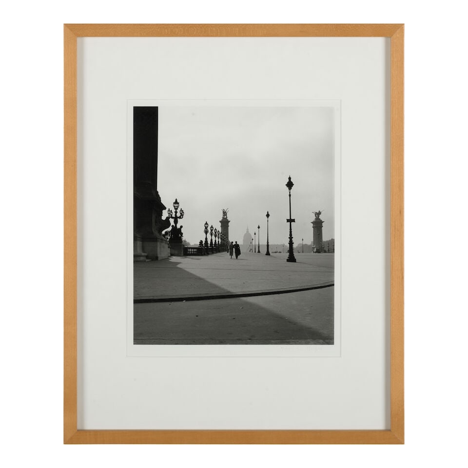 Janine Niépce (1921-2007); 'Couple sur le pont Alexandre III, Paris'; - 2