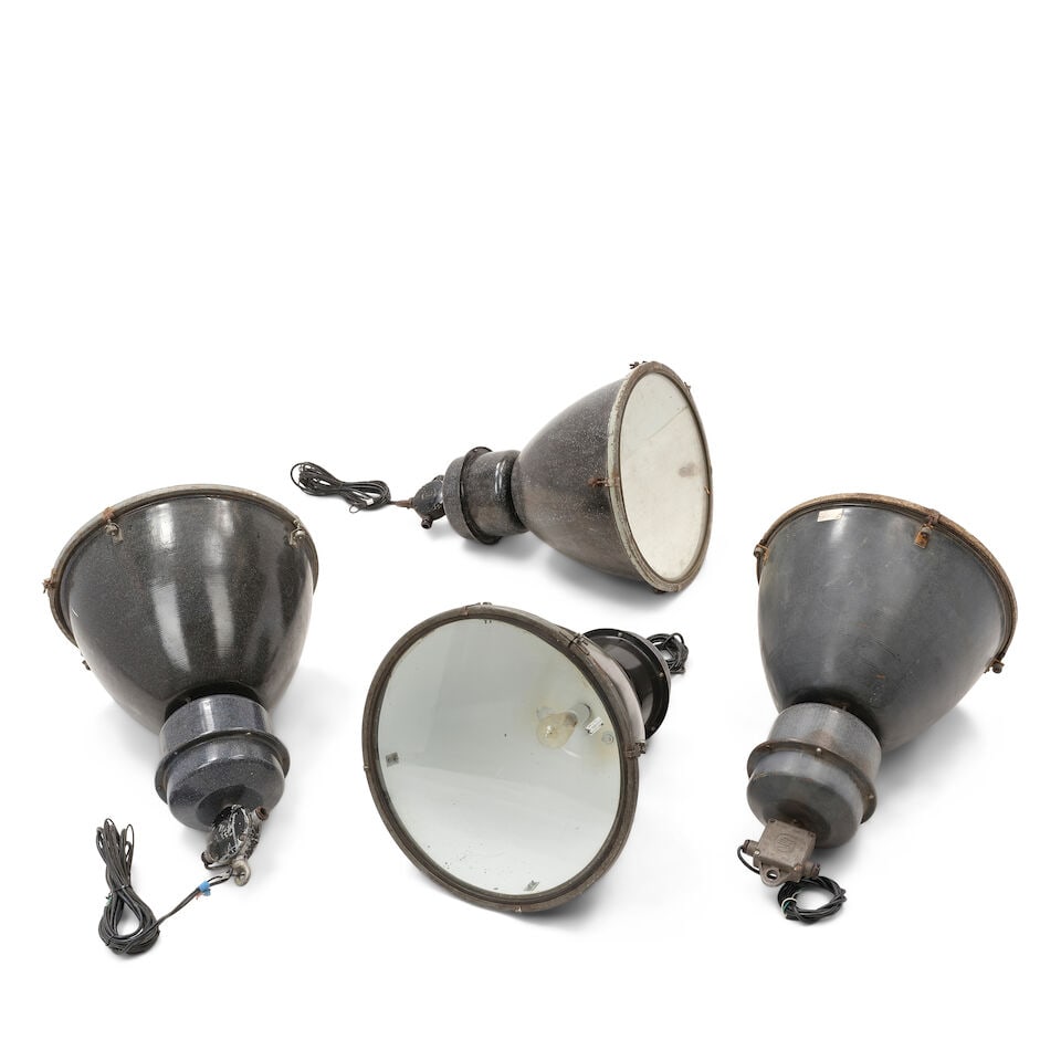 A SET OF FOUR INDUSTRIAL ENAMEL METAL PENDANT LAMPS20th century - 3