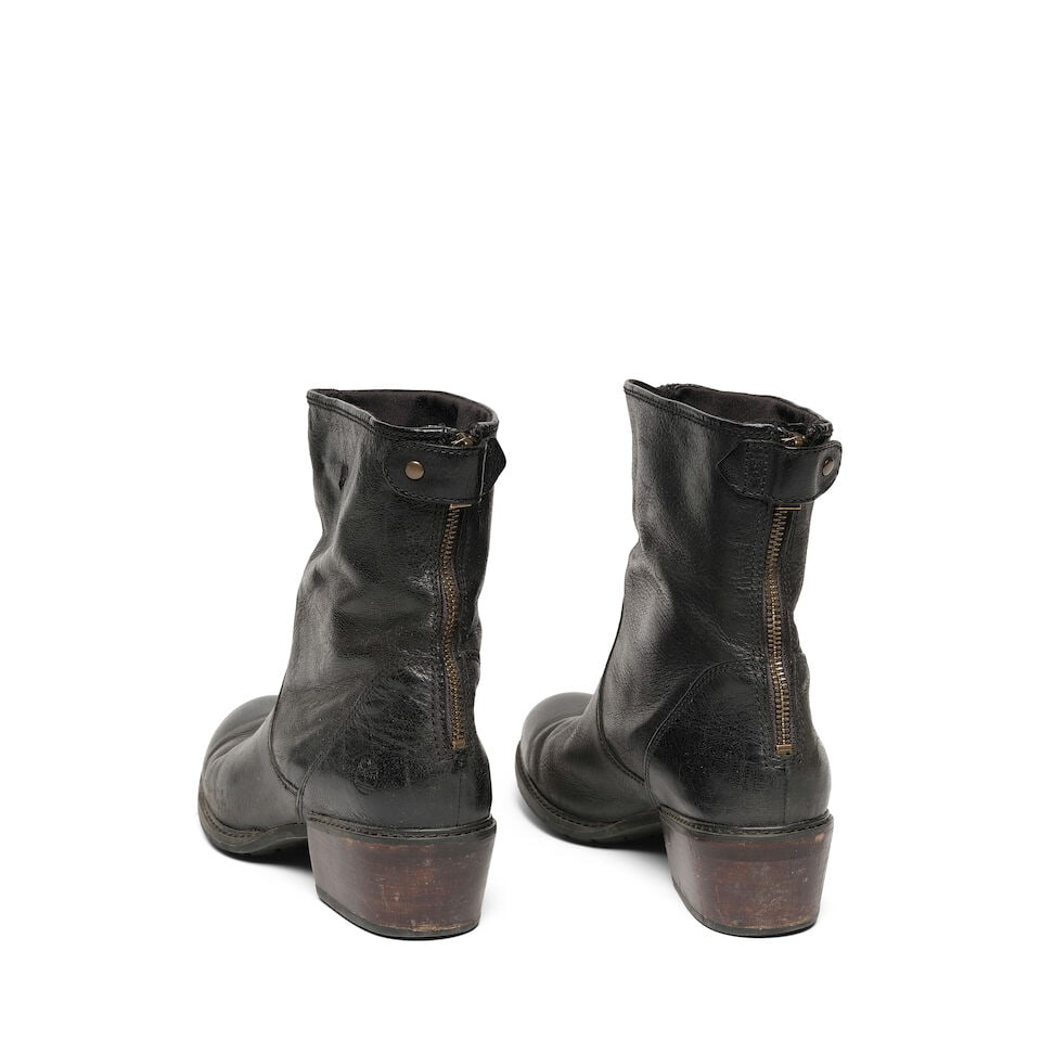 A PAIR OF TIMBERLAND BLACK LEATHER BOOTS - 2