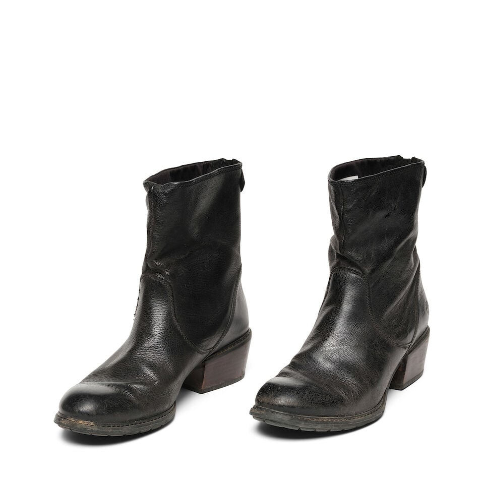A PAIR OF TIMBERLAND BLACK LEATHER BOOTS - 3