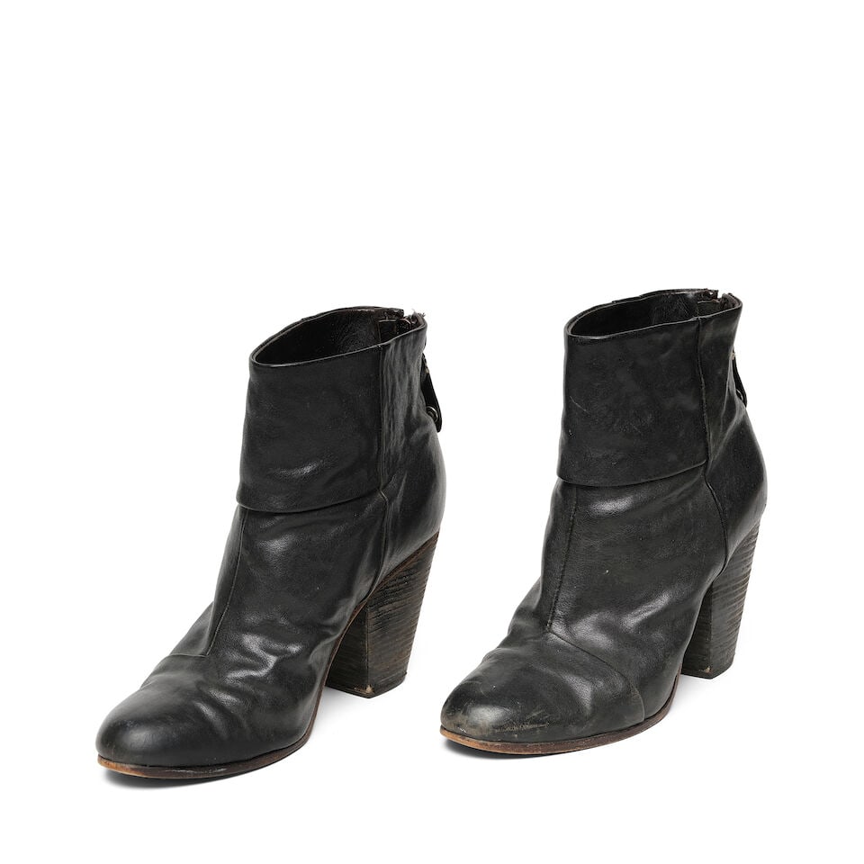 A PAIR OF RAG & BONE BLACK LEATHER 'CLASSIC NEWBURY' ANKLE BOOTS (1 of 3)