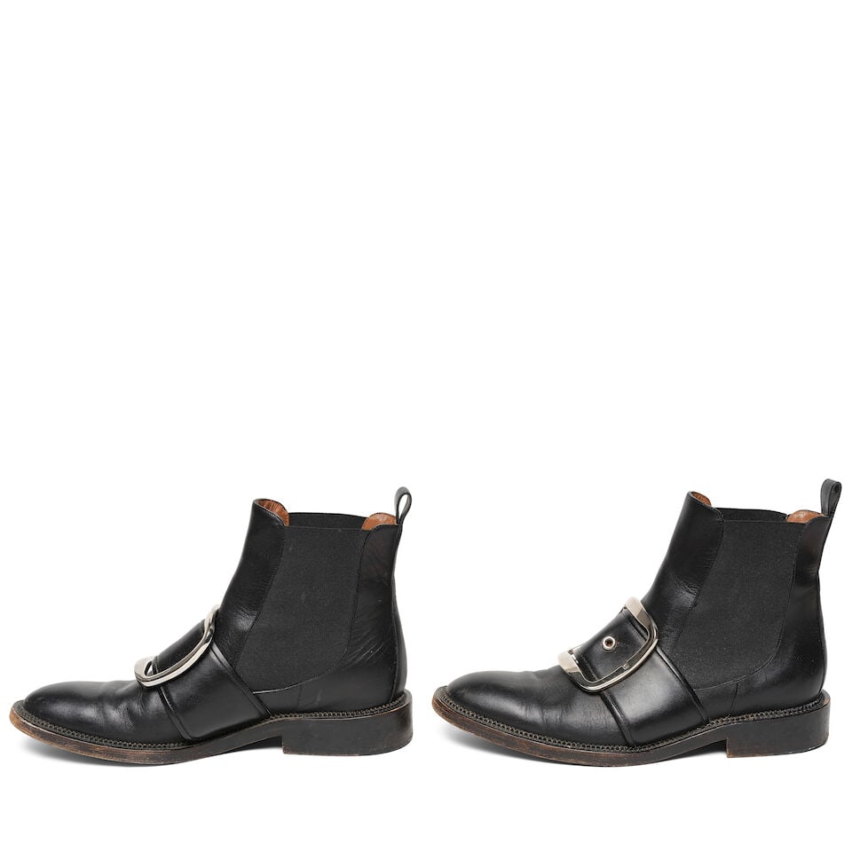 A PAIR OF GIVENCHY BLACK LEATHER TINA BUCKLE CHELSEA BOOTS - 2