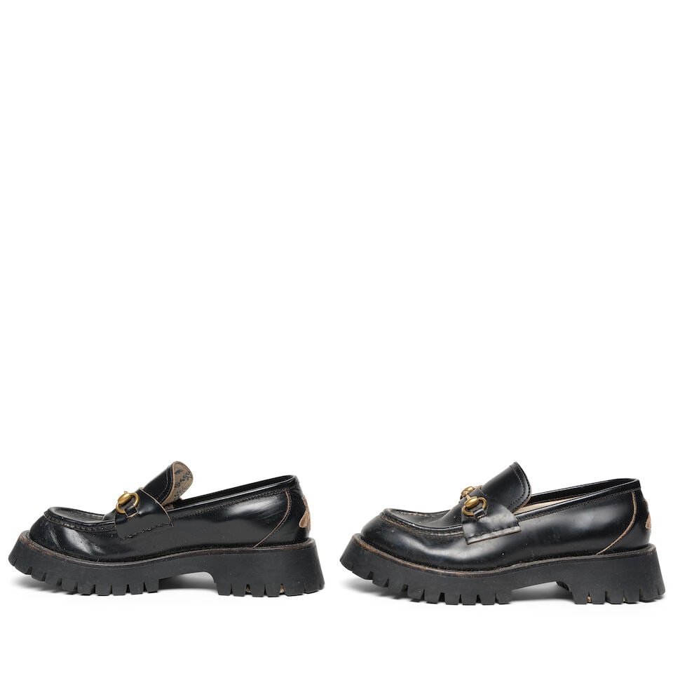 A PAIR OF GUCCI BLACK LEATHER HARALD SOLE HORSEBIT LOAFERS - 2