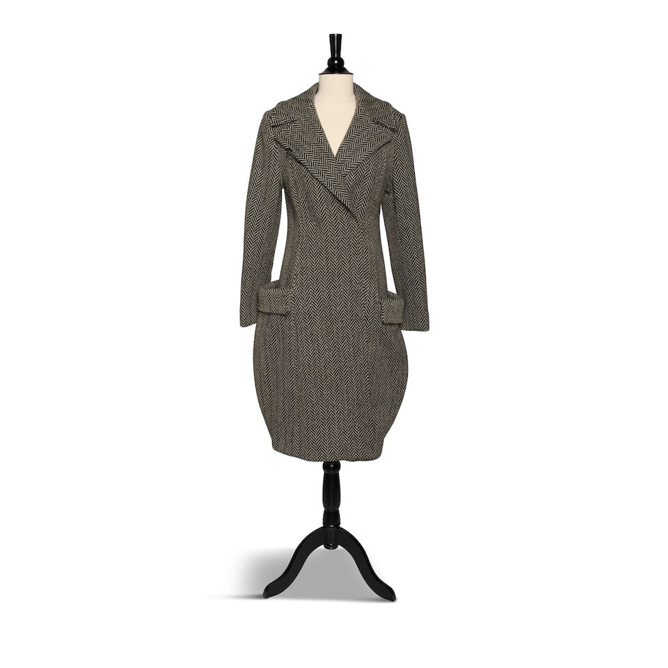 A SUSAN BECKER HERRINGBONE WOOL COAT AND A GREY RAW SILK POLKA DOT SKIRT - 4