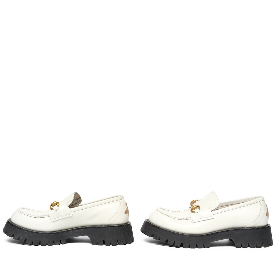 A PAIR OF GUCCI WHITE LEATHER HARALD HORSEBIT PLATFORM LOAFERS - 2