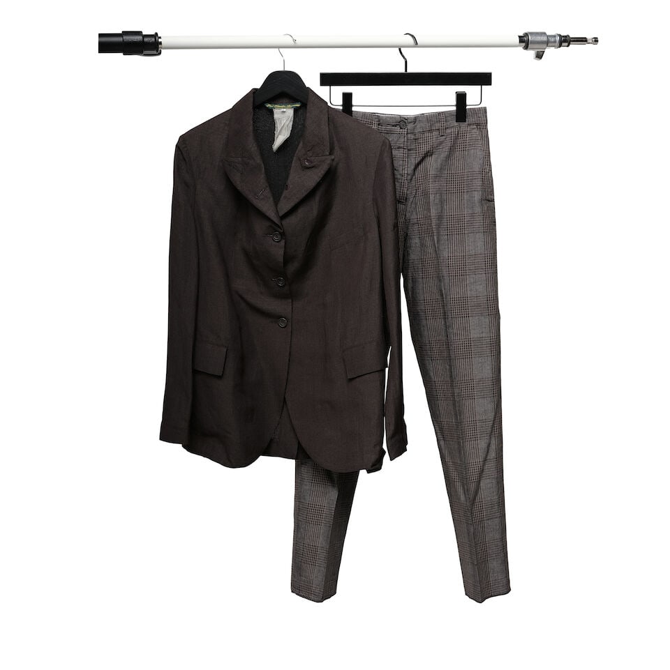 A PAUL HARNDEN SHOEMAKERS BROWN LINEN BLEND SINGLE-BREASTED JACKET AND A PAIR OF BERGFABEL BUTTO... - 4