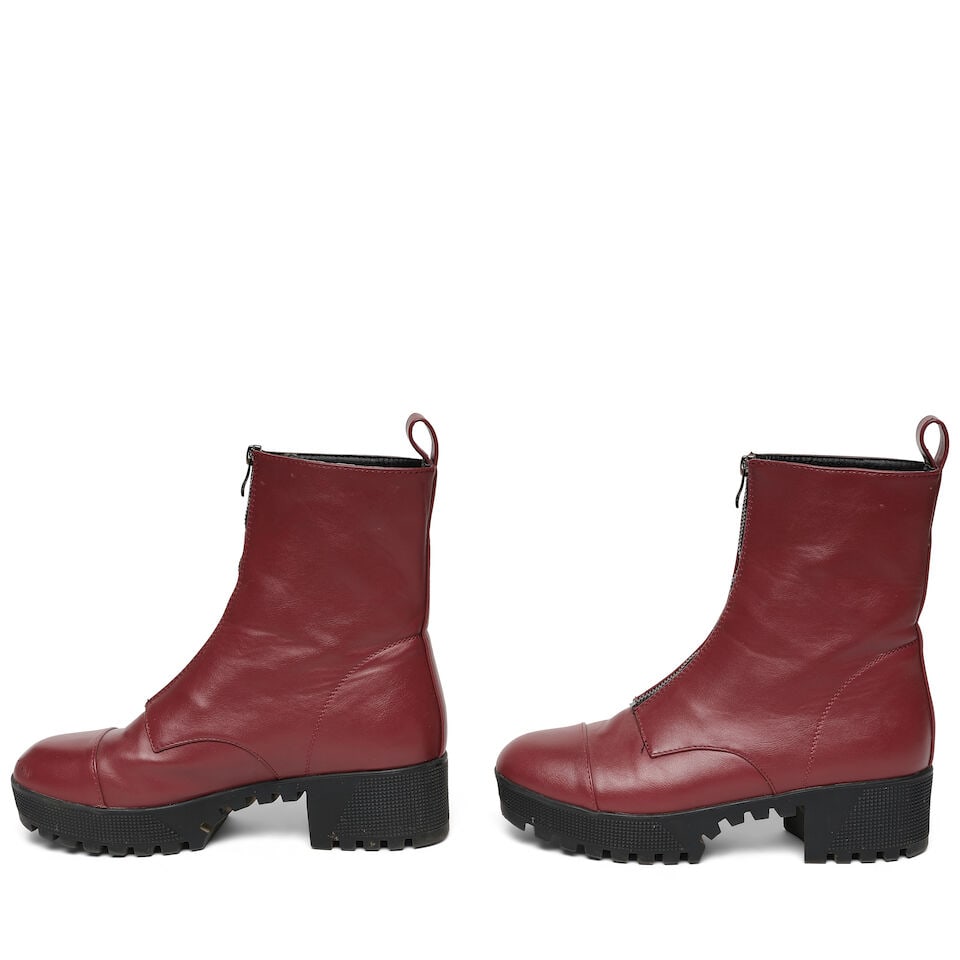 A PAIR OF MAROON ZIPPERED BOOTS - 2