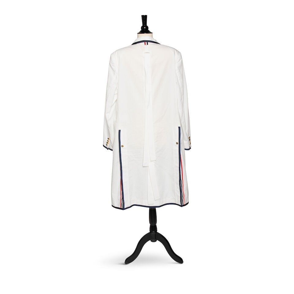A THOM BROWNE NAVY TRIM WHITE SEERSUCKER BUTTON-DOWN COLLARED COAT AND BELT - 2