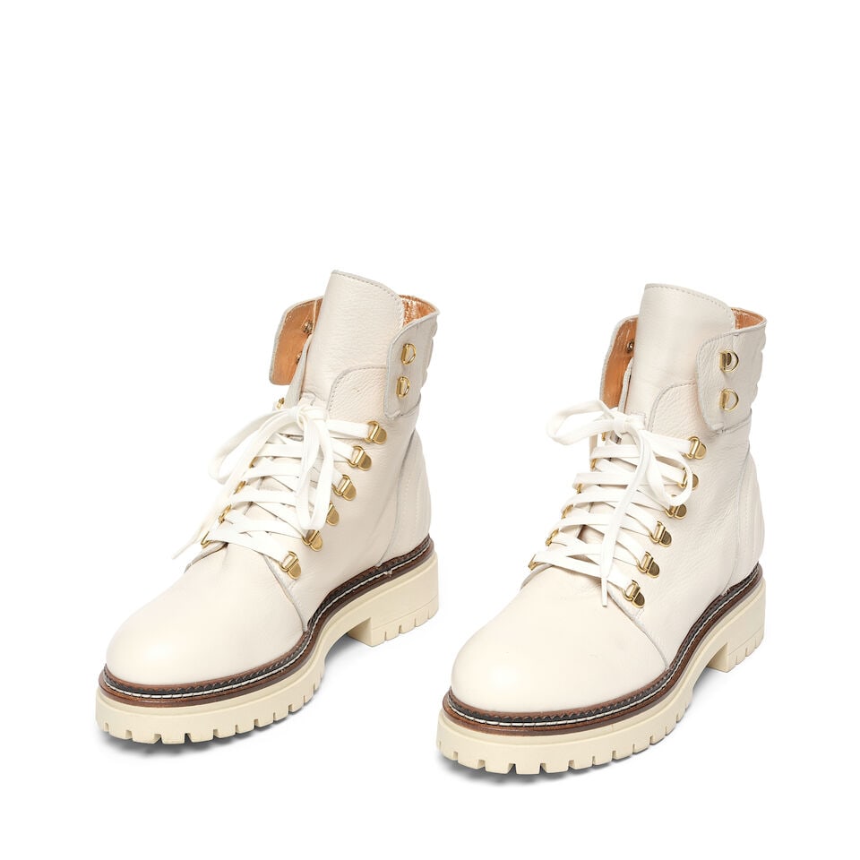 A PAIR OF BEAUTIISOLES BY ROBYN SHREIBER WHITE LEATHER COMBAT BOOTS: A PAIR OF BEAUTIISOLES BY ROBYN SHREIBER WHITE LEATHER COMBAT BOOTS Marked size 41. This lot is subject to the following lot symbols: ¤ ¤ Unless indicated by the ¤ symbol next to the