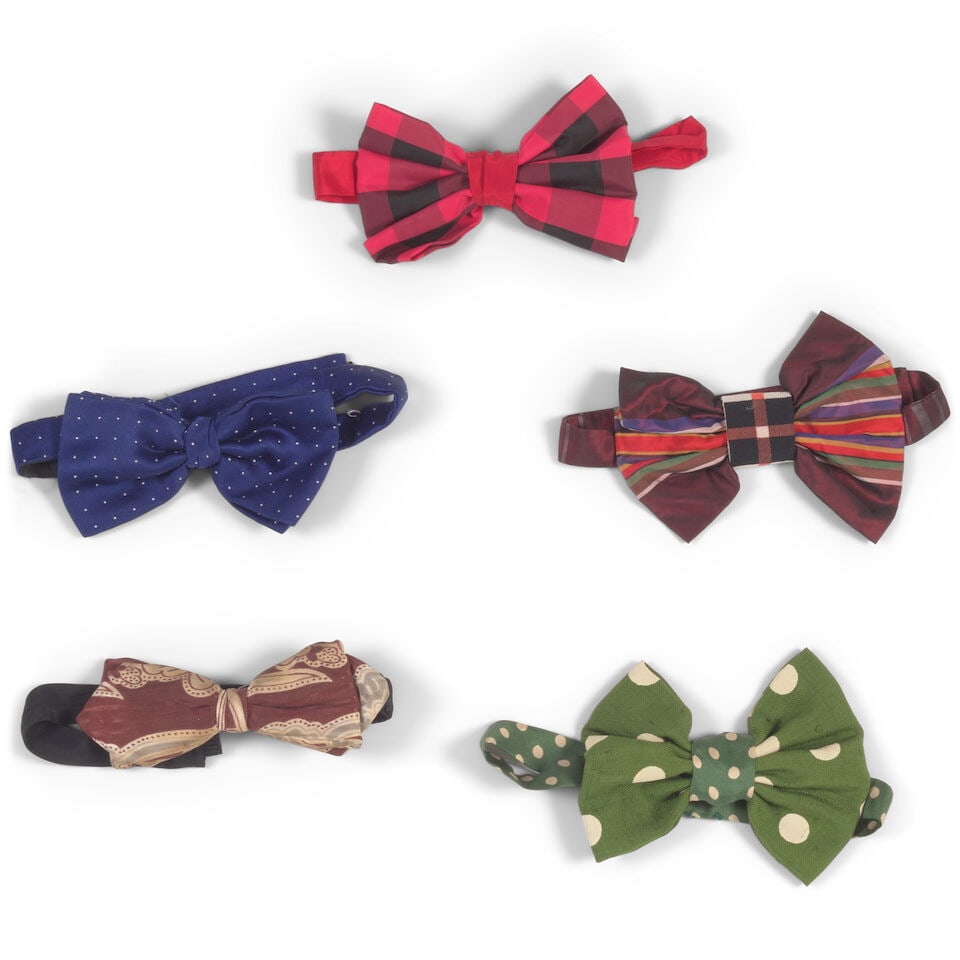 FIVE VINTAGE ADJUSTABLE PRE-TIED BOWTIES: FIVE VINTAGE ADJUSTABLE PRE-TIED BOWTIES Various patterns and materials. This lot is subject to the following lot symbols: ¤ ¤ Unless indicated by the ¤ symbol next to the lot number