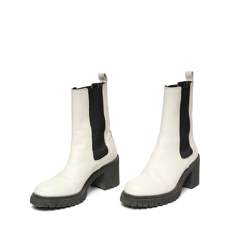A PAIR OF MICHELE LOPRIORE WHITE LEATHER CAMBRIDGE CHELSEA BOOTS: A PAIR OF MICHELE LOPRIORE WHITE LEATHER CAMBRIDGE CHELSEA BOOTS Marked size 41. Footnotes: Literature Keaton, Diane. Fashion First. Rizzoli, New York, 2024. This lot is subject to the following lot s