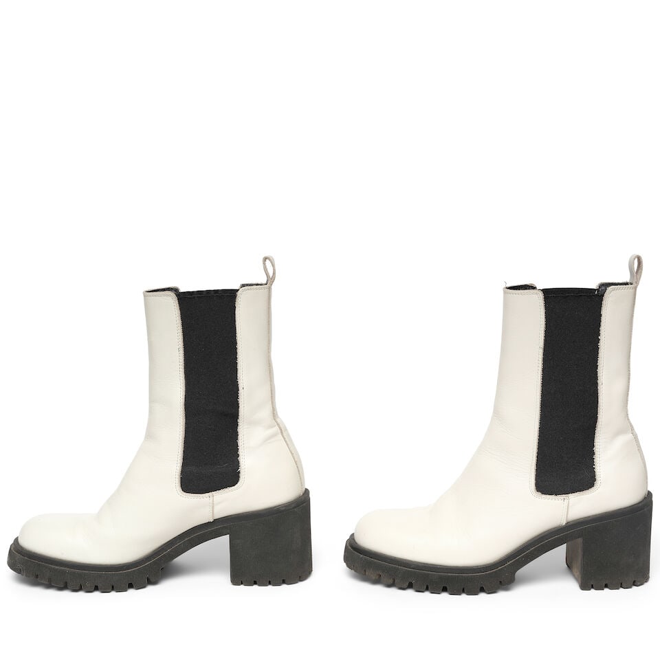 A PAIR OF MICHELE LOPRIORE WHITE LEATHER CAMBRIDGE CHELSEA BOOTS - 2