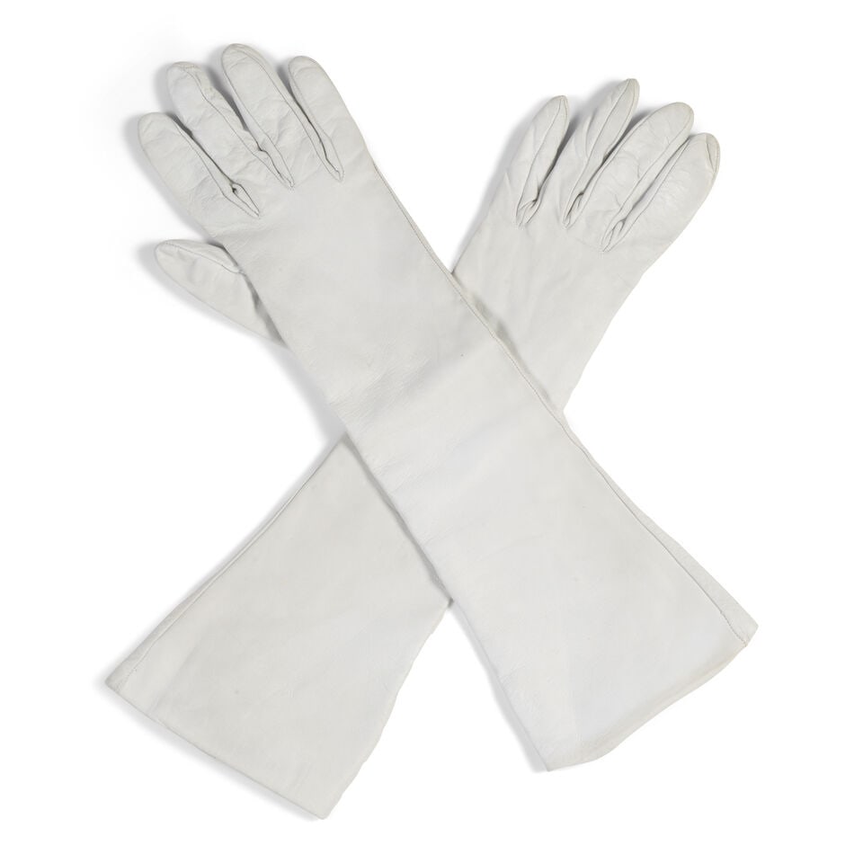 A PAIR OF MAX MARA WHITE LEATHER GLOVES: A PAIR OF MAX MARA WHITE LEATHER GLOVES Marked size L. length 15 1/2in This lot is subject to the following lot symbols: ¤ ¤ Unless indicated by the ¤ symbol next to the lot number (or
