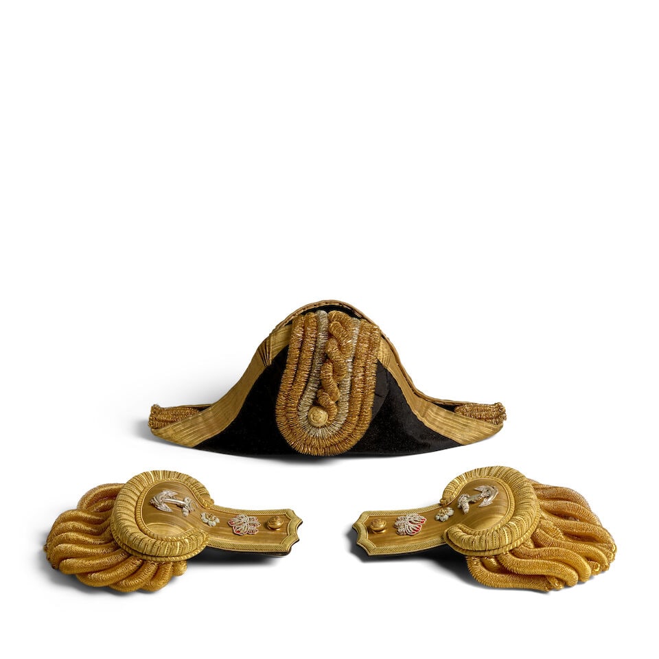 ADMIRAL'S FORMAL HAT AND EPAULETTES, WITH A METAL CASE Showa era (1926-1989), 1930s-1940s (3) (1 of 5)
