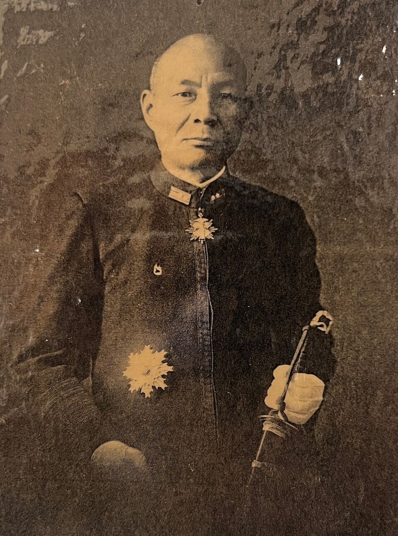 ADMIRAL'S FORMAL HAT AND EPAULETTES, WITH A METAL CASE Showa era (1926-1989), 1930s-1940s (3) - 2