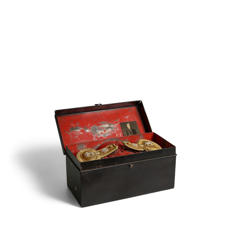 ADMIRAL'S FORMAL HAT AND EPAULETTES, WITH A METAL CASE Showa era (1926-1989), 1930s-1940s (3) - 3