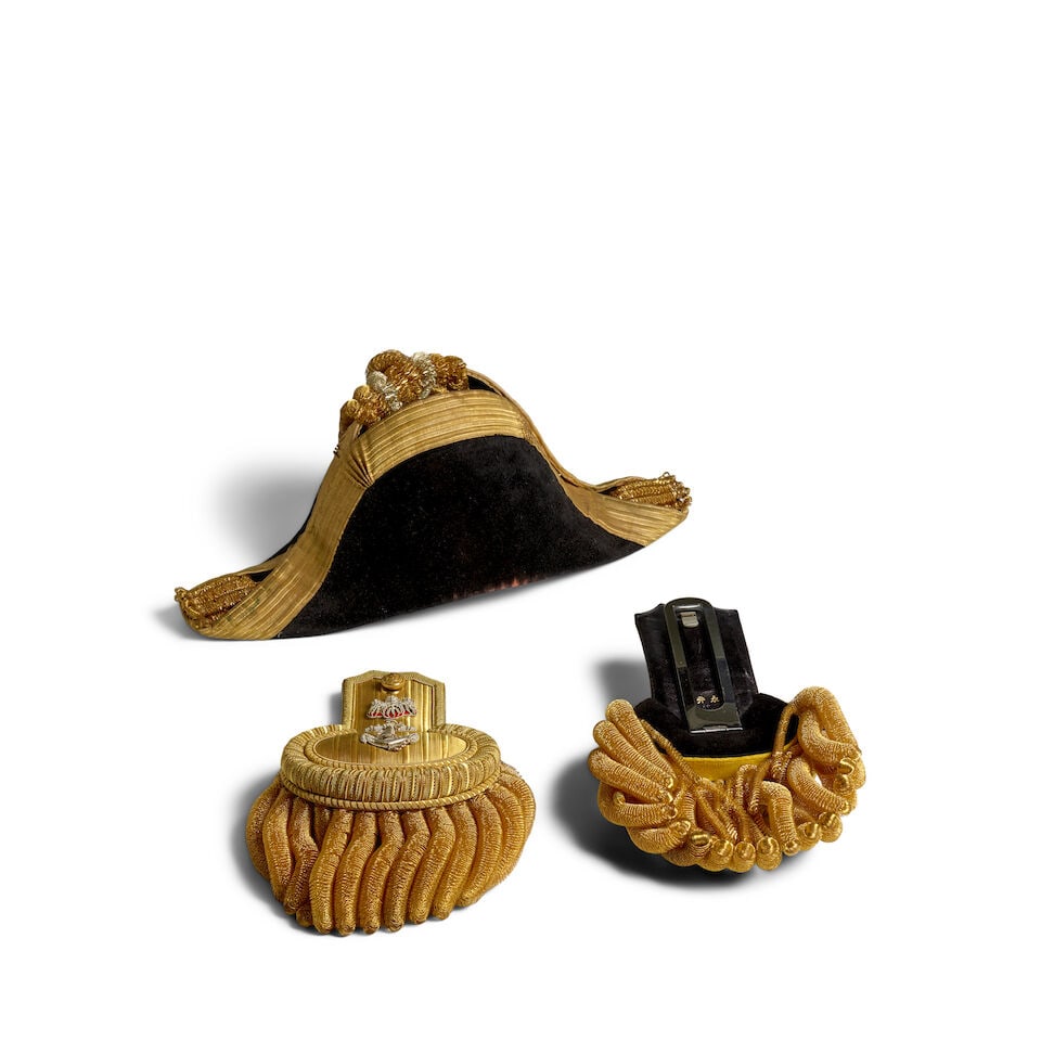 ADMIRAL'S FORMAL HAT AND EPAULETTES, WITH A METAL CASE Showa era (1926-1989), 1930s-1940s (3) - 4