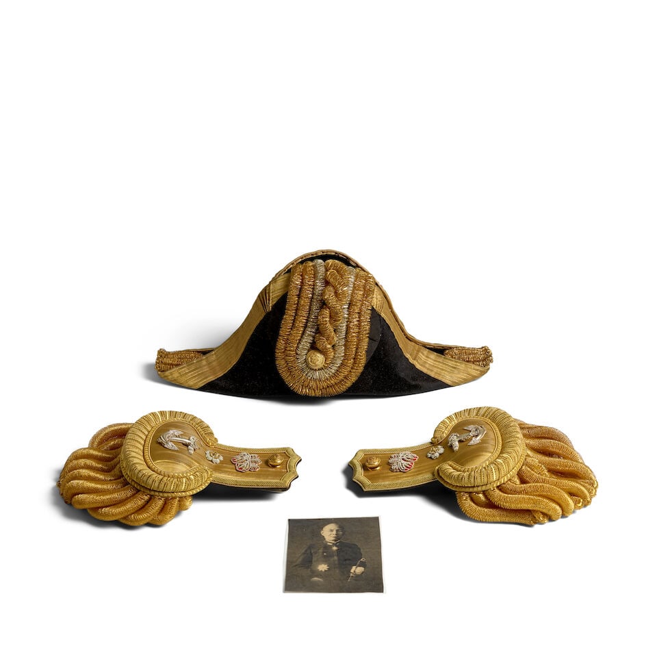 ADMIRAL'S FORMAL HAT AND EPAULETTES, WITH A METAL CASE Showa era (1926-1989), 1930s-1940s (3) - 6