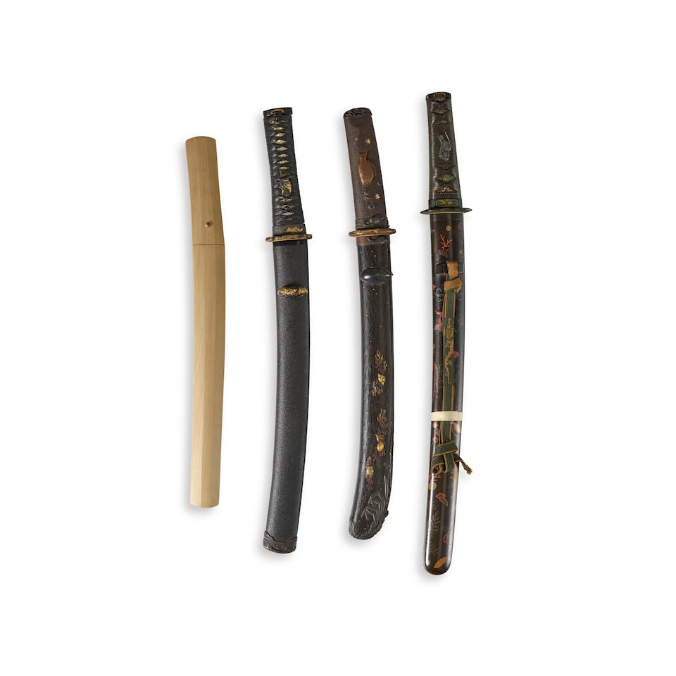 THREE WAKIZASHI MOUNTS AND ONE TANTŌ IN SHIRASAYA Muromachi (1333-1573) or Momoyama (1573-1... - 7
