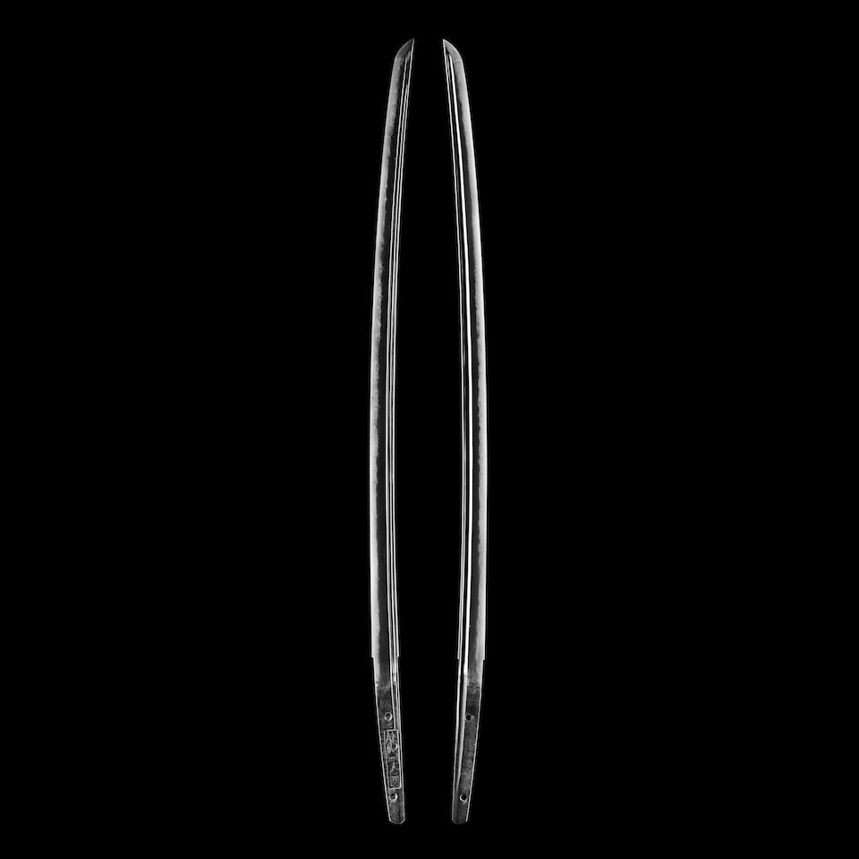 FUJISHIMA TOMOSHIGE (ACTIVE MID-15TH CENTURY) A Kashū Wakizashi Muromachi period (1333-1573...: FUJISHIMA TOMOSHIGE (ACTIVE MID-15TH CENTURY) A Kashū Wakizashi Muromachi period (1333-1573), mid-15th century Hon-zukuri, iori-mune, ko-gissaki, torii-zori, forged in ko-itame-hada and with a