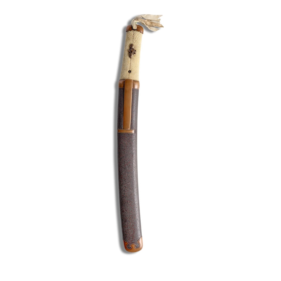 A SUE-MIHARA TANTŌ WITH MOUNTS Muromachi period (1333-1573), 16th century (3) - 2