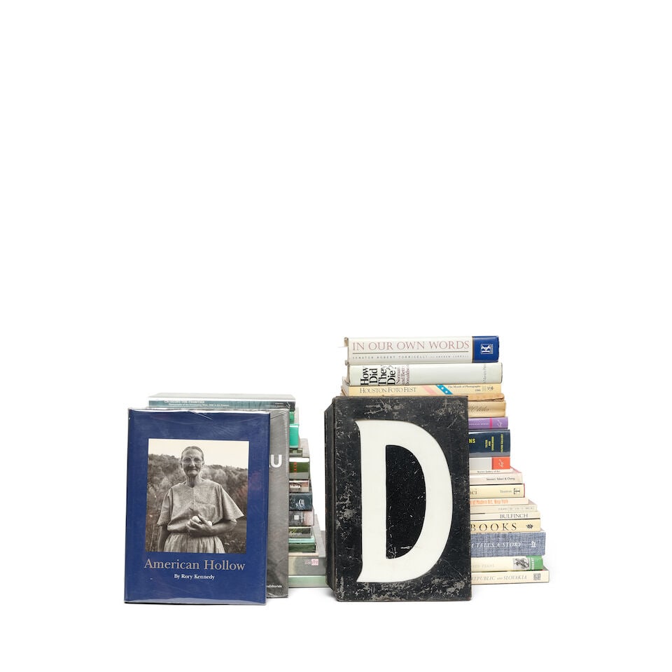 DIANE KEATON: A CURATED SELECTION OF BOOKS INCLUDING PHOTOGRAPHY, INTERIOR DESIGN, AND TRAVEL, T...: DIANE KEATON: A CURATED SELECTION OF BOOKS INCLUDING PHOTOGRAPHY, INTERIOR DESIGN, AND TRAVEL, TOGETHER WITH THREE DECORATIVE 'D' SALVAGED METAL SIGNS Including La femme 100 tetes: Anweisung für