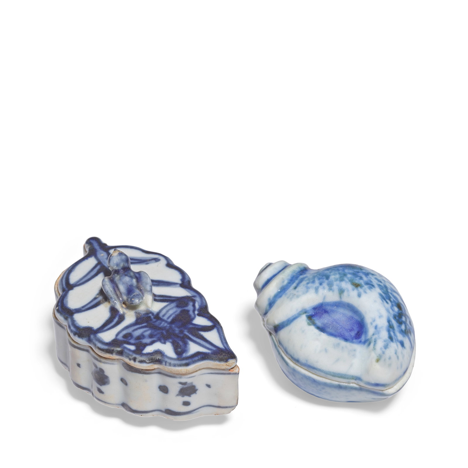TWO KO-SOMETSUKE BLUE AND WHITE INCENSE BOXES AND COVERS, KOGO Tianqi (10): TWO KO-SOMETSUKE BLUE AND WHITE INCENSE BOXES AND COVERS, KOGO Tianqi Each delicately potted and painted in underglaze cobalt blue, one modelled in the form of a conch shell, the exterior rendered in 