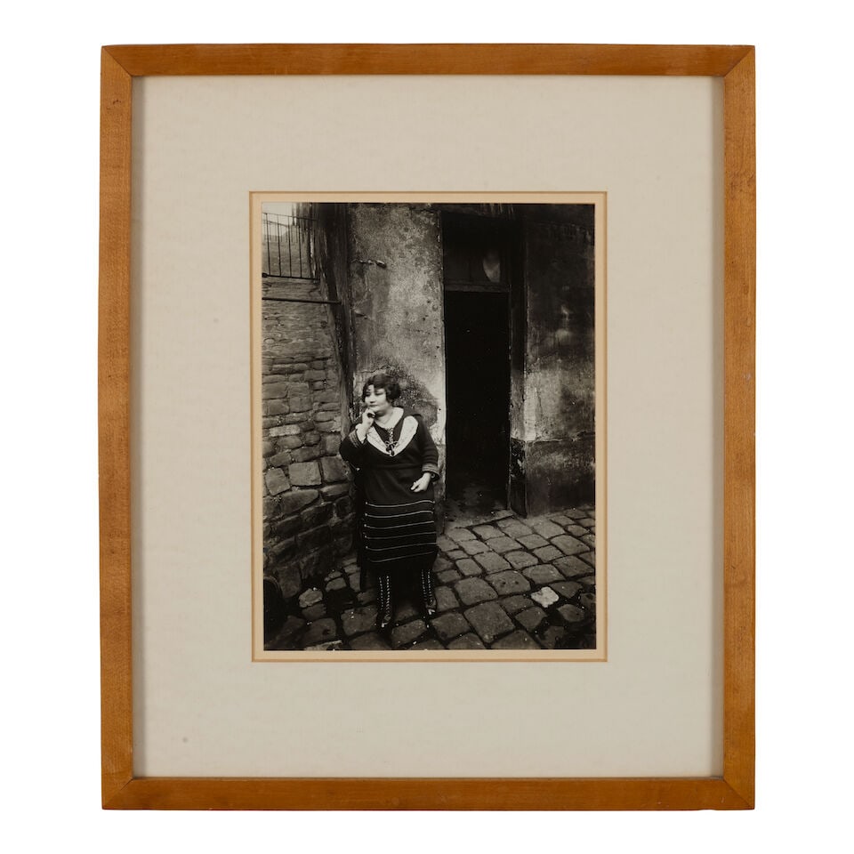 Eugène Atget (1857-1927); La Villette, rue Asselin, fille publique faisant le quart devant ... - 2