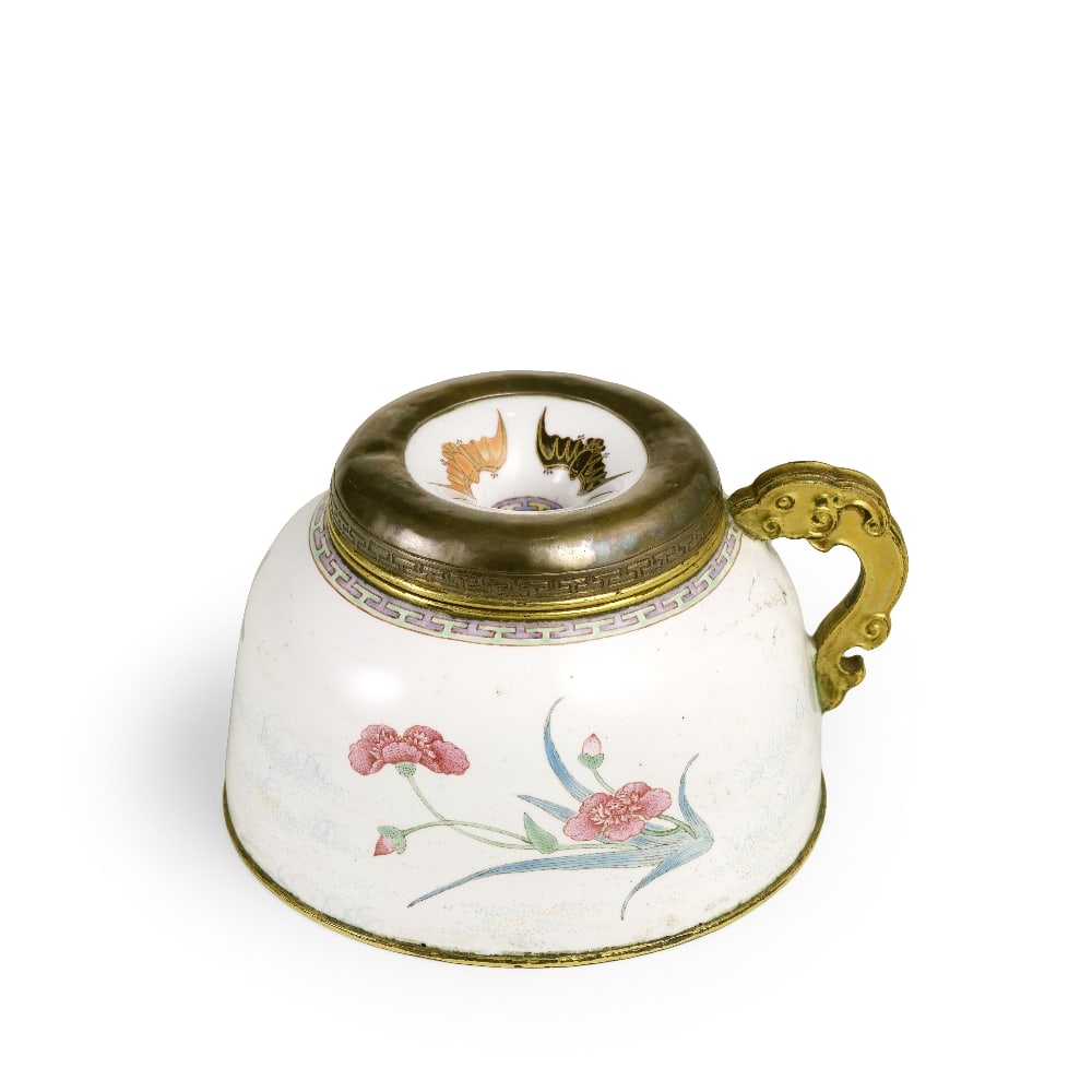 A PAINTED ENAMEL INKWELL AND COVER Yongzheng (2): A PAINTED ENAMEL INKWELL AND COVER Yongzheng The slightly domed vessel rising from a short recessed foot to sloping shoulders and wide mouth rim, applied with a gilt-bronze archaistic S-shaped kui dra